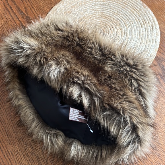 Danier chunky Faux Fur Warm Neck Scarf Hood Size OS - Picture 7 of 8